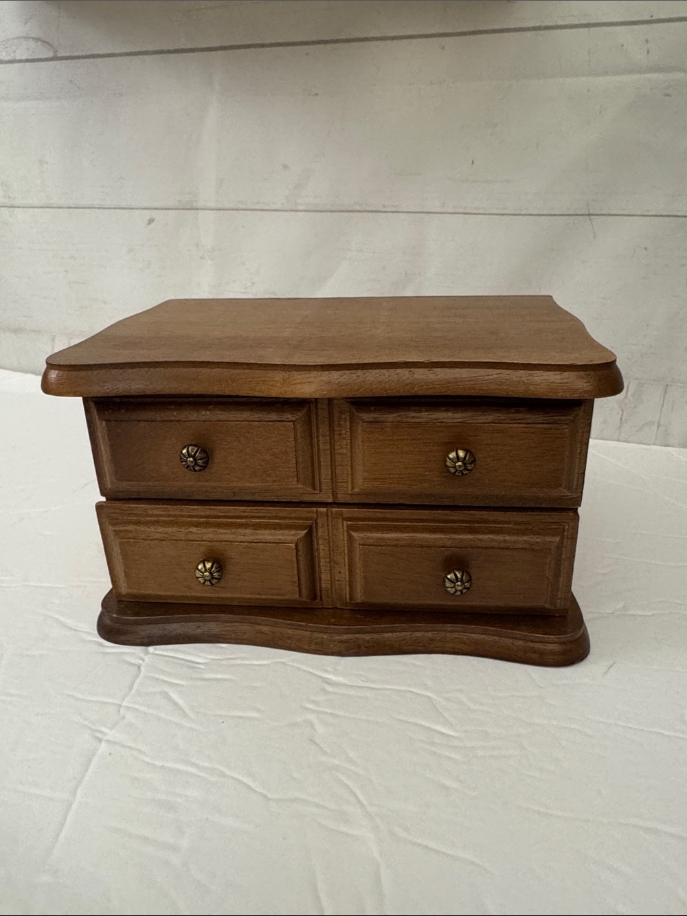 Vintage 1978 Small Avon Decorators Jewelry Chest for Earrings, Rings & Brooches